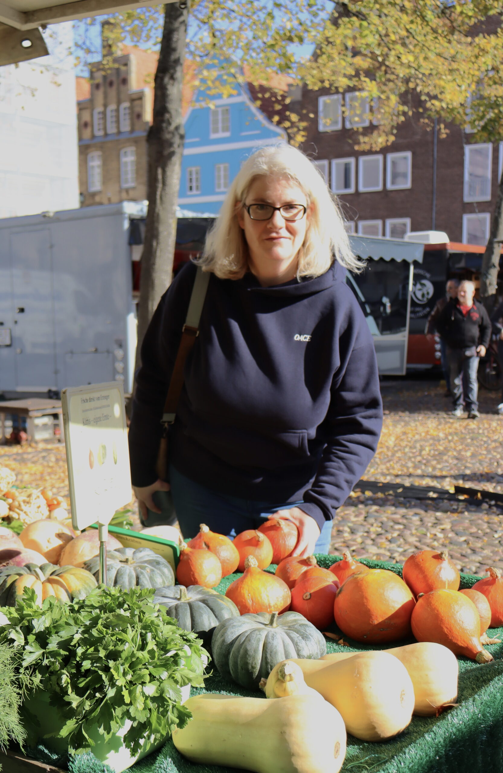 Barbara Hoesmann auf dem Wochenmarkt zwischen saisonalem Gemüse