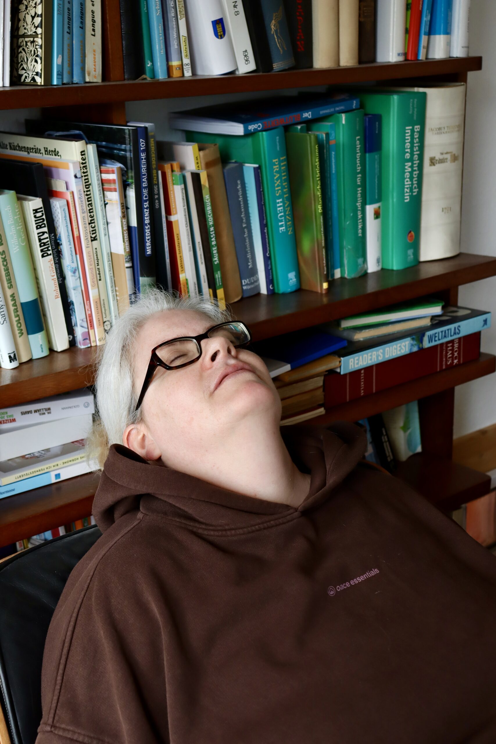 Barbara Hoesmann vor ihrem Bücherregal