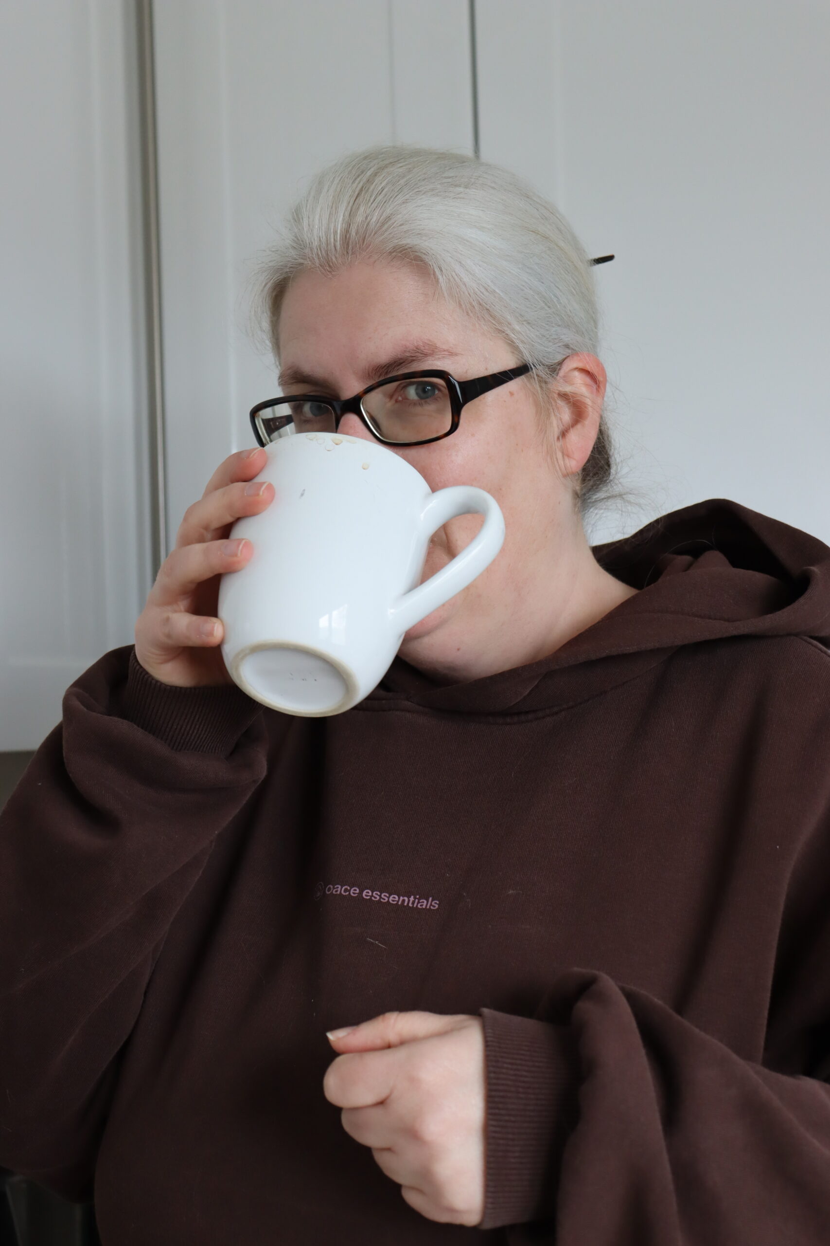 Barbara Hoesmann mit einer Tasse in ihrer Küche