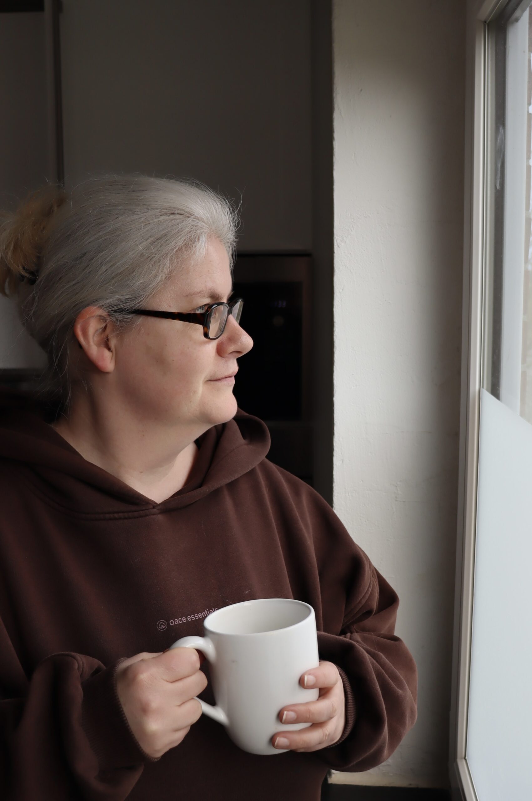 Barbara Hoesmann mit einer Tasse in ihrer Küche