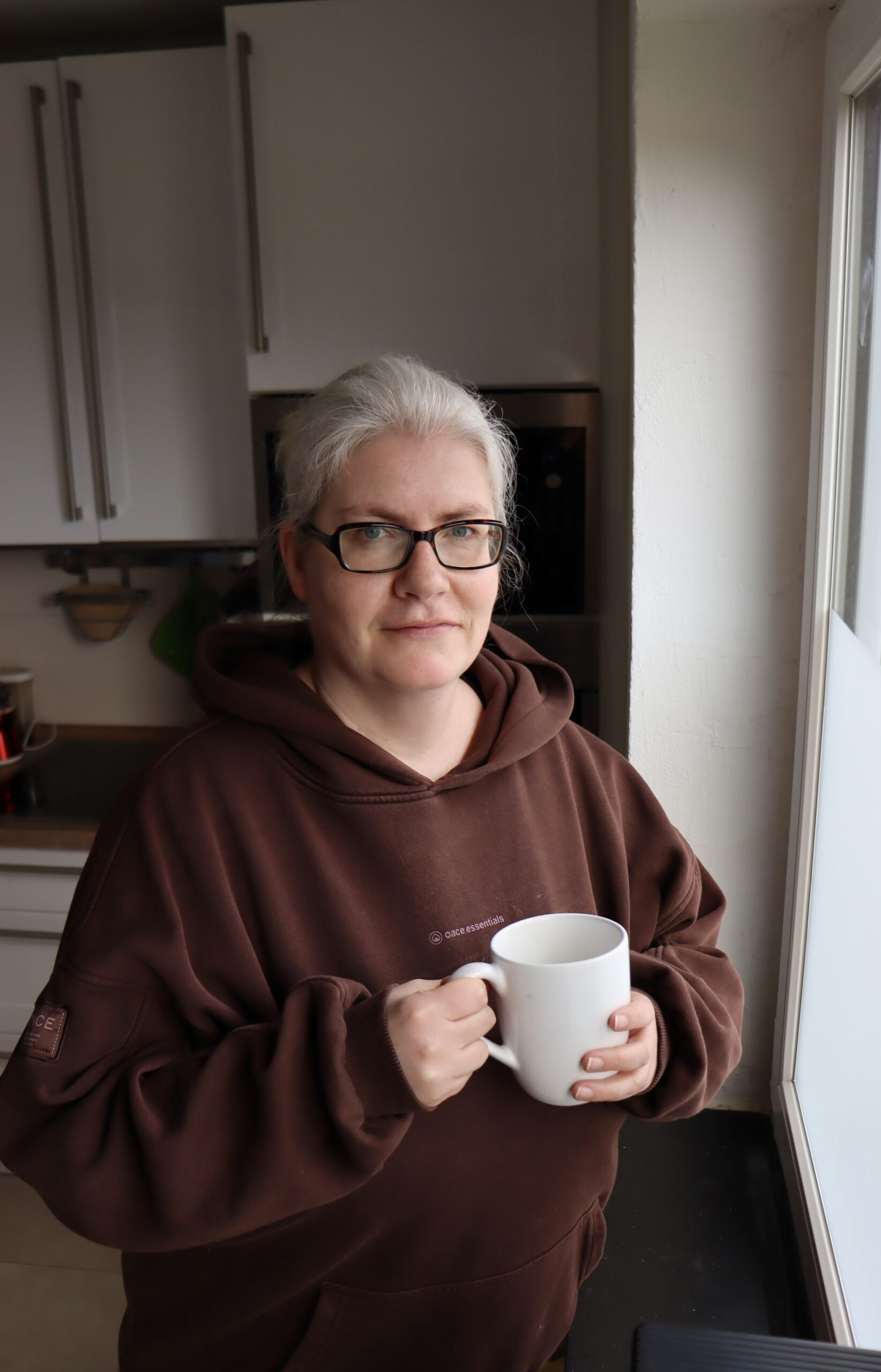 Barbara Hoesmann mit einer Tasse in ihrer Küche