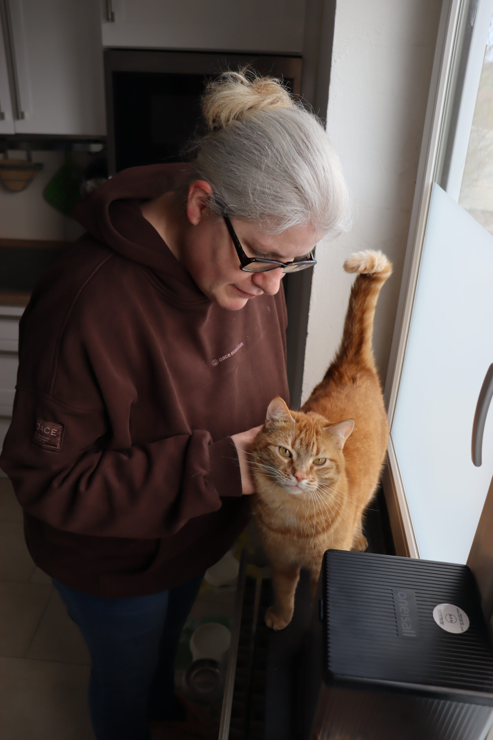 Barbara Hoesmann zu Hause mit ihrer Katze